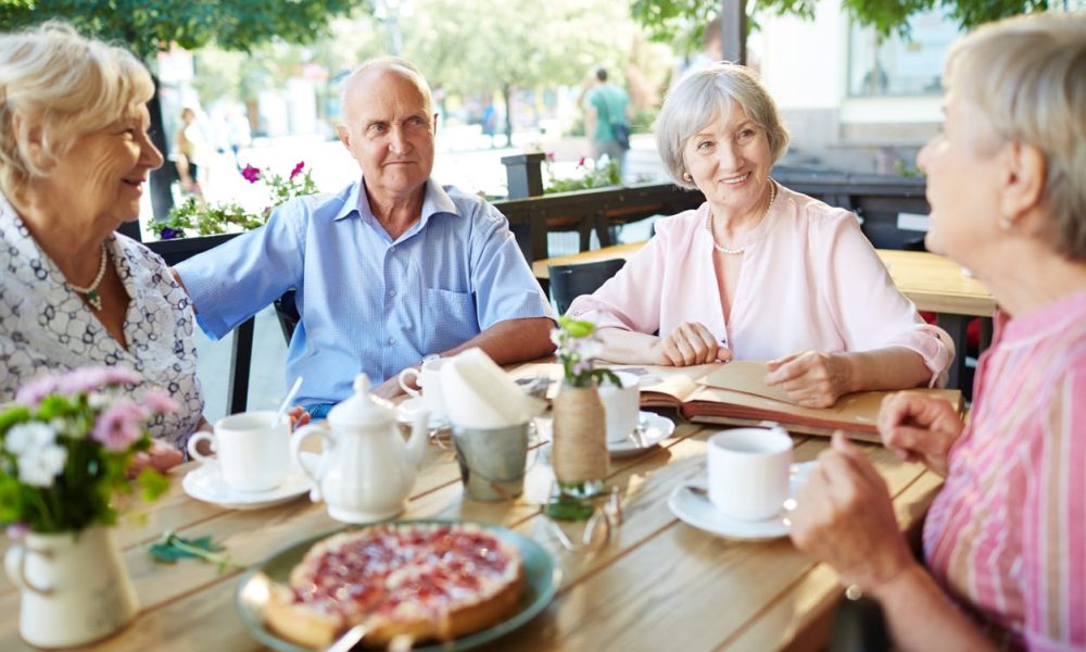 Kaffeeklatsch von vier Senioren