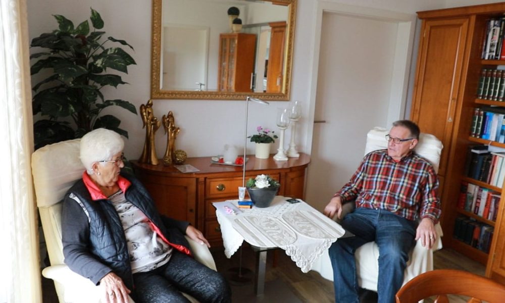 Zwei Senioren sitzen im Wohnzimmer
